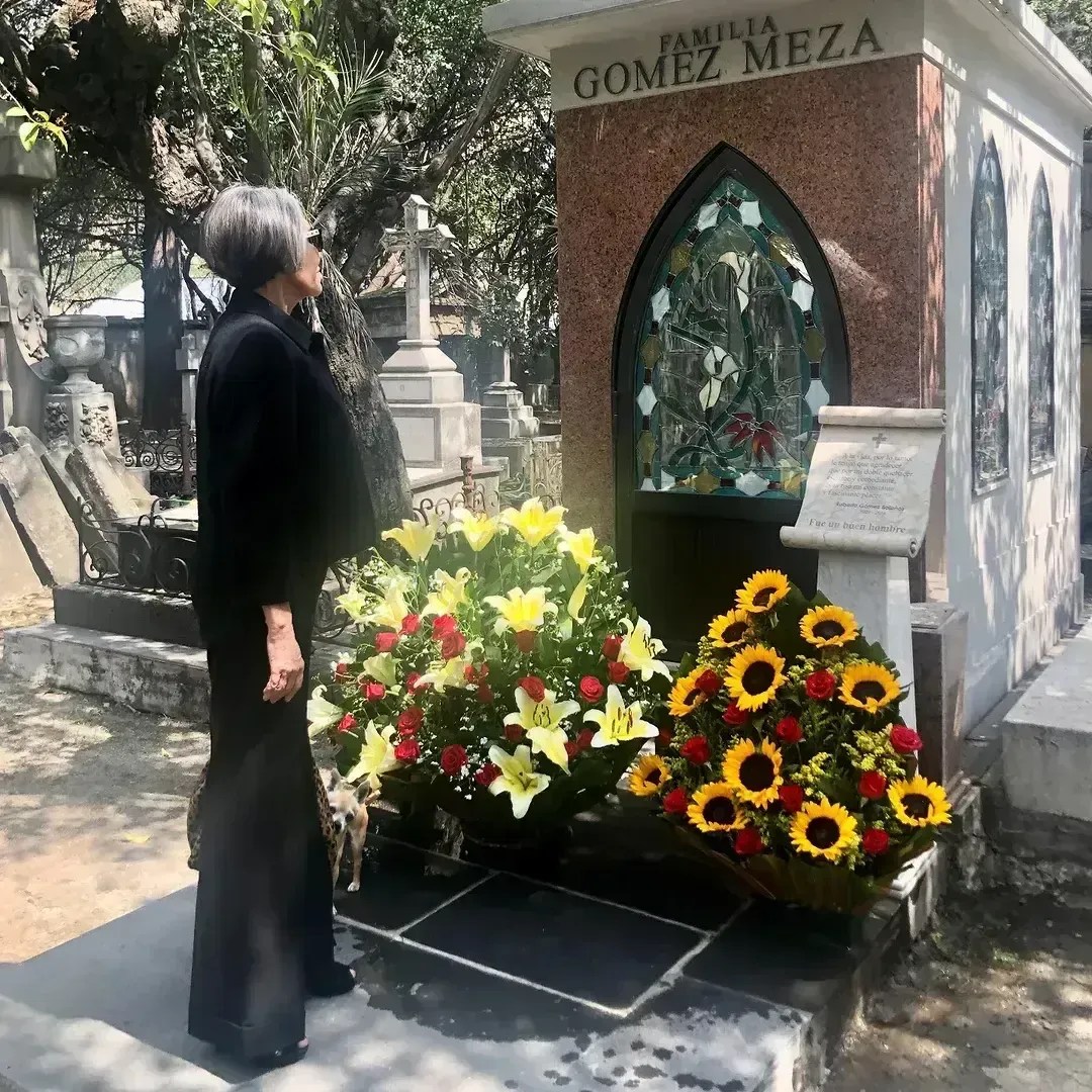 Florinda Meza mostrou túmulo de Roberto Bolaños no dia em que o ator faria aniversário • Instagram/Florinda Meza