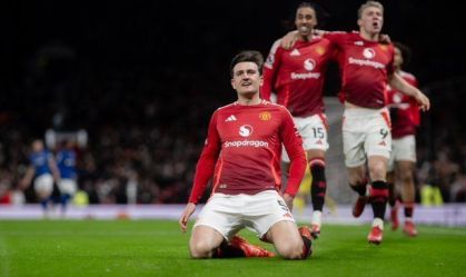 Maguire decide e Manchester United vence Ipswich de virada