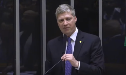 Candidato na Câmara, van Hattem provoca Motta e pede impeachment de Lula