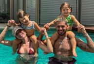 Virginia e Zé Felipe passam domingo na piscina com filhas; veja fotos