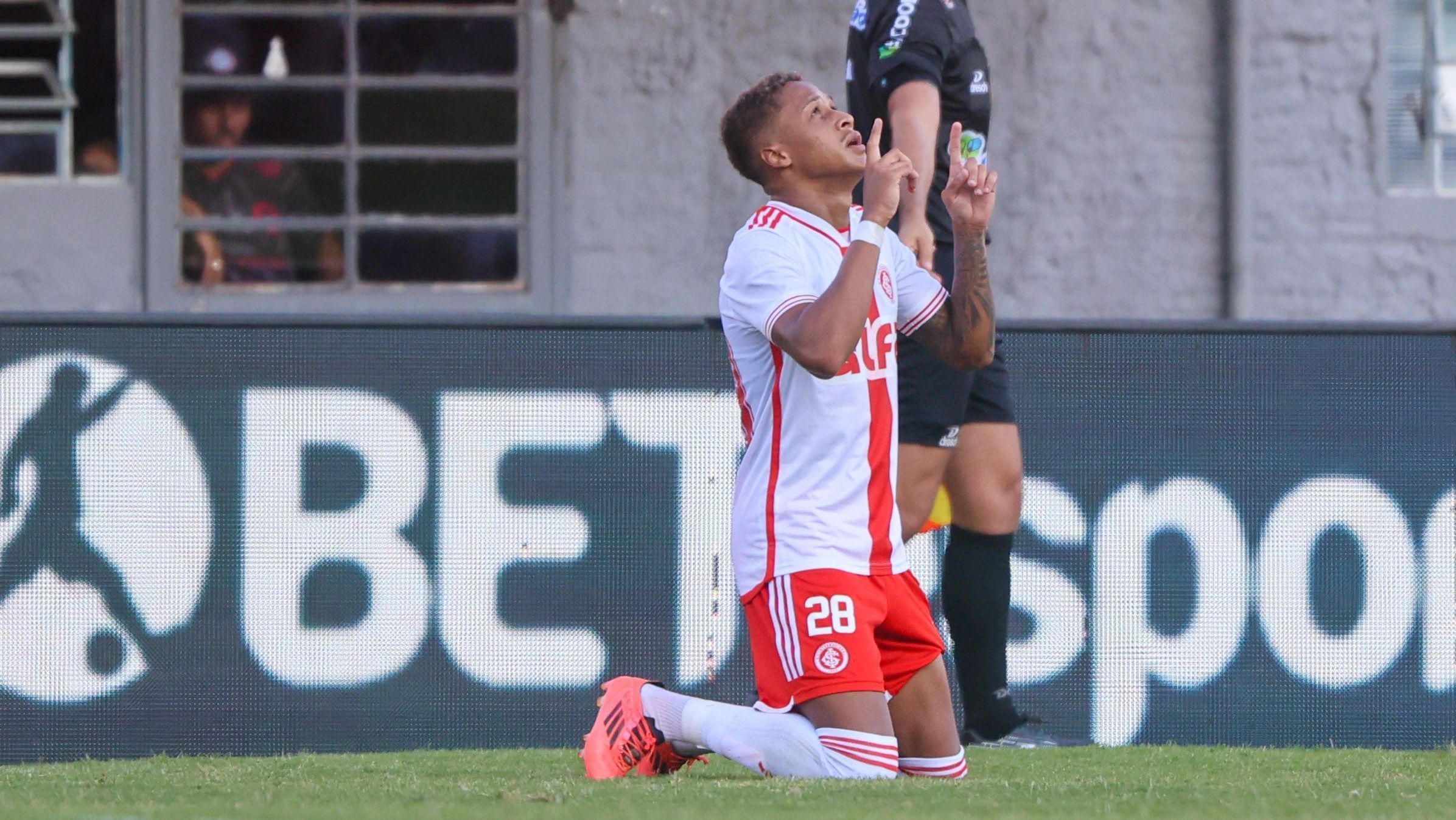 Vitinho comemora um dos gols da vitória do Inter sobre o Caxias na semifinal do Gauchão