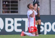 Vitinho desequilibra, Inter vence Caxias e se aproxima da final do Gauchão