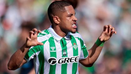Vitor Roque comemora gol pelo Betis