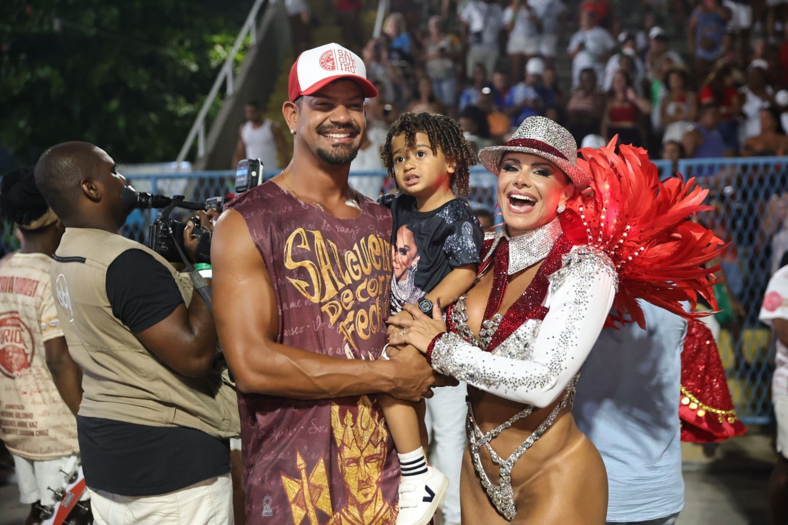 Viviane Araújo leva filho em ensaio na Sapucaí