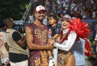 Viviane Araújo leva filho para ensaio do Salgueiro na Sapucaí; veja fotos