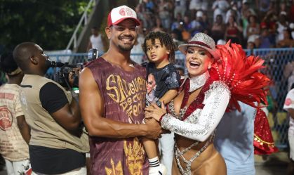 Viviane Araújo leva filho em ensaio na Sapucaí