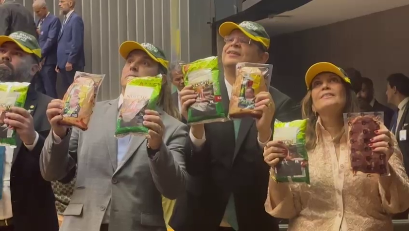 Os deputados Delegado Caveira (PL-PA), Coronel Zucco (PL-RS), Sóstenes Cavalcante (PL-RJ) e Bia Kicis (PL-DF) exibem picanha e café no plenário da Câmara • Reprodução