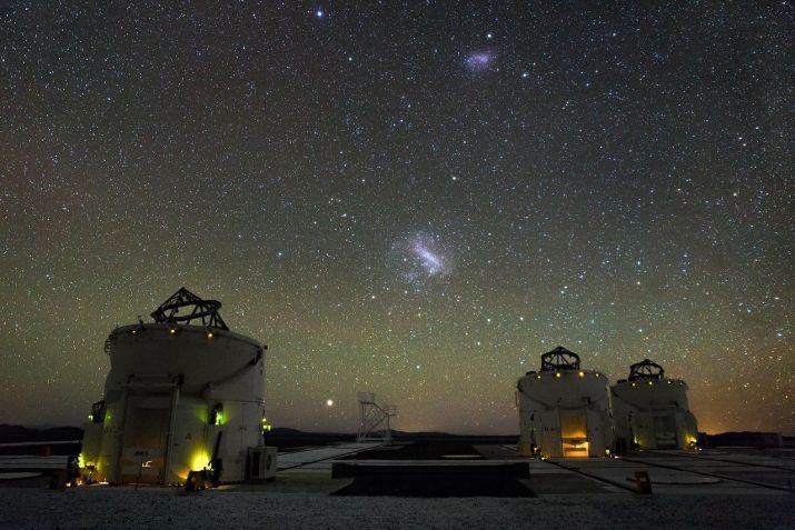 Grande e Pequena Nuvem de Magalhães acima do Observatório Paranal da ESO • ESO/J. Colosimo
