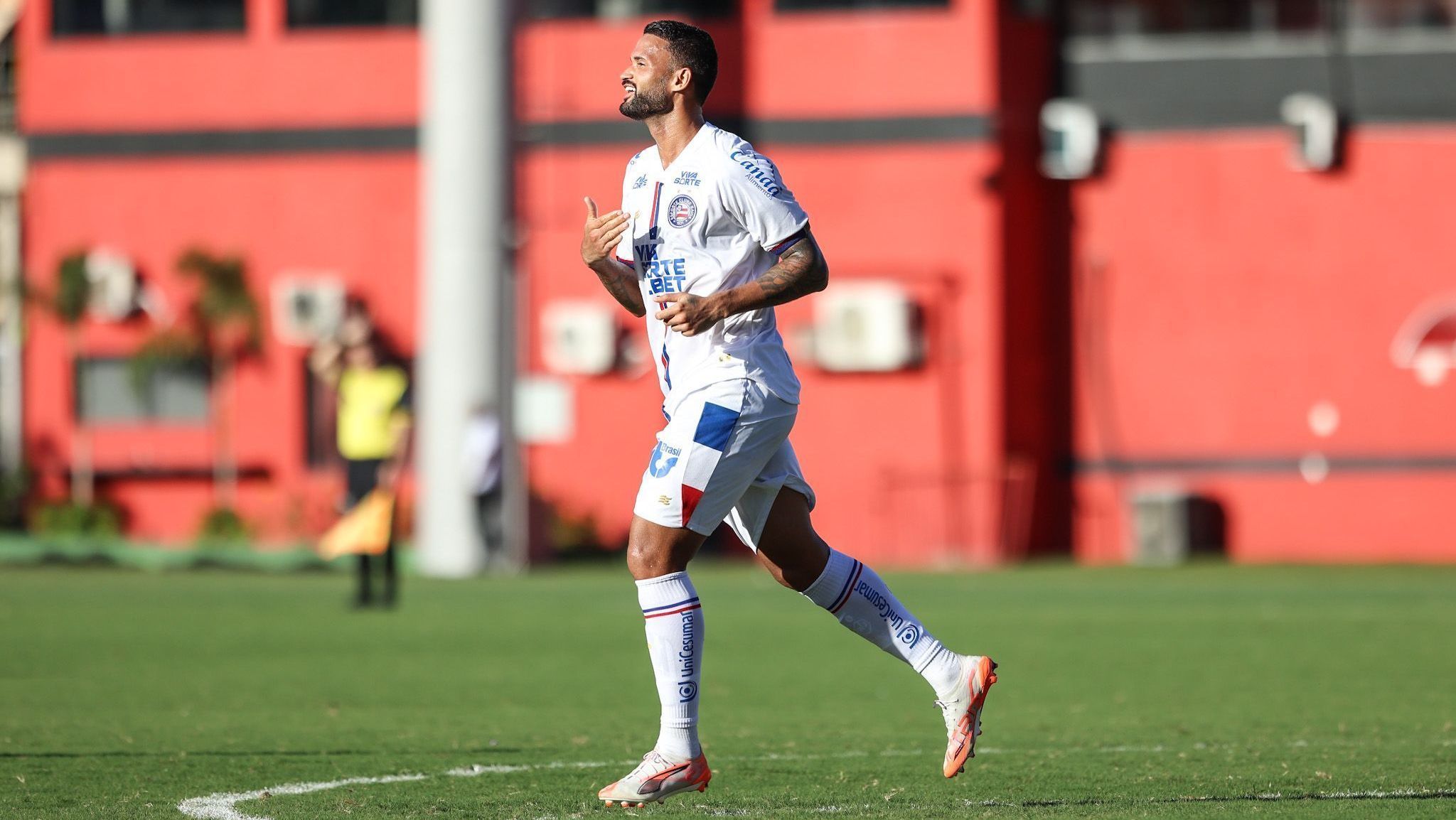 Willian José comemora gol pelo Bahia