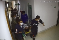 GO: Vídeo mostra mulher sendo socorrida em maca após procedimento estético