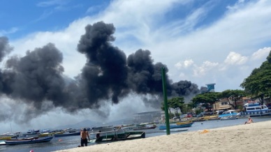 Incêndio de grandes proporções atinge fábrica de óleo na Ilha do Governador