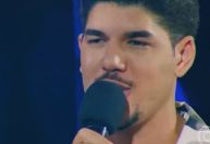 Zé Vaqueiro chora ao falar da perda do filho, que morreu aos 11 meses