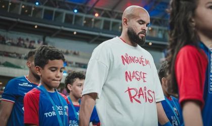Zé Welison com camisa de combate ao racismo