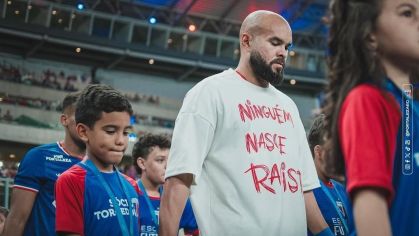 Zé Welison com camisa de combate ao racismo
