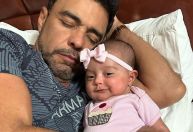 Zezé Di Camargo posta foto dormindo com filha e brinca: "Agenda cancelada"