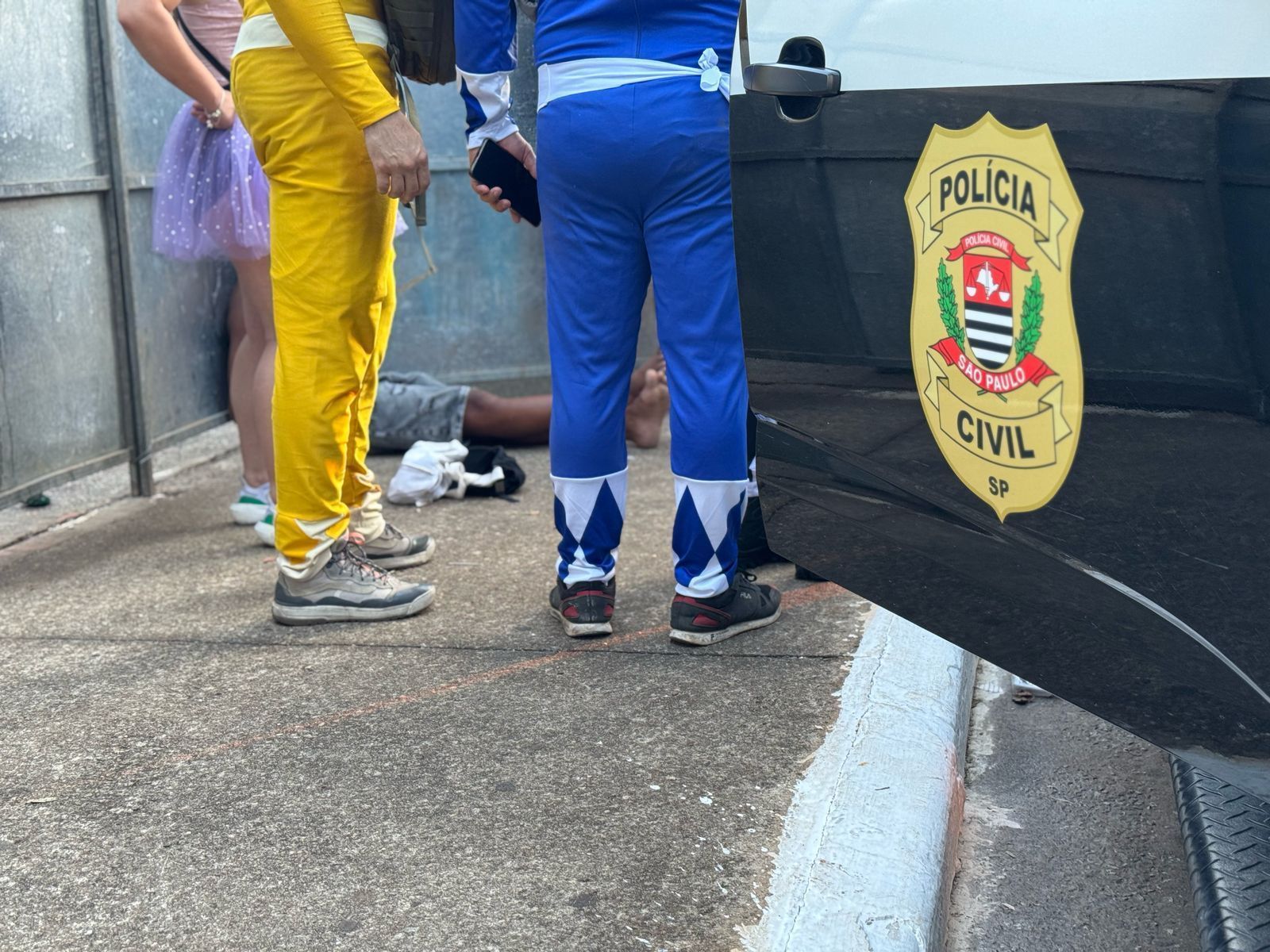 'Power rangers' prendem homem com 7 celulares em bloco no Carnaval de SP