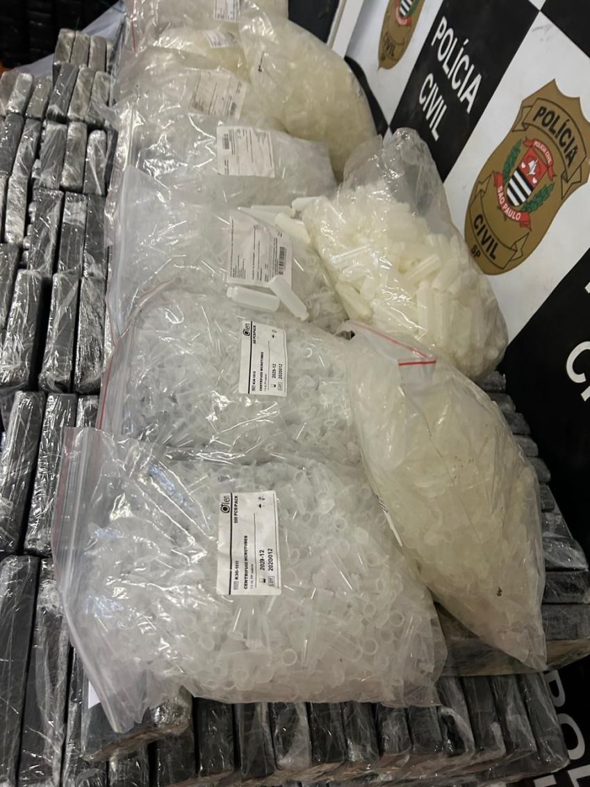 Pinos e tijolos de cocaína apreendidos pelo Deic • Divulgação: Polícia Civil