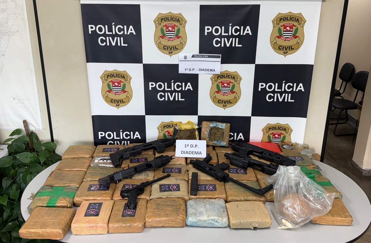 Polícia descobre galpão com drogas e simulacros de armas no centro de SP