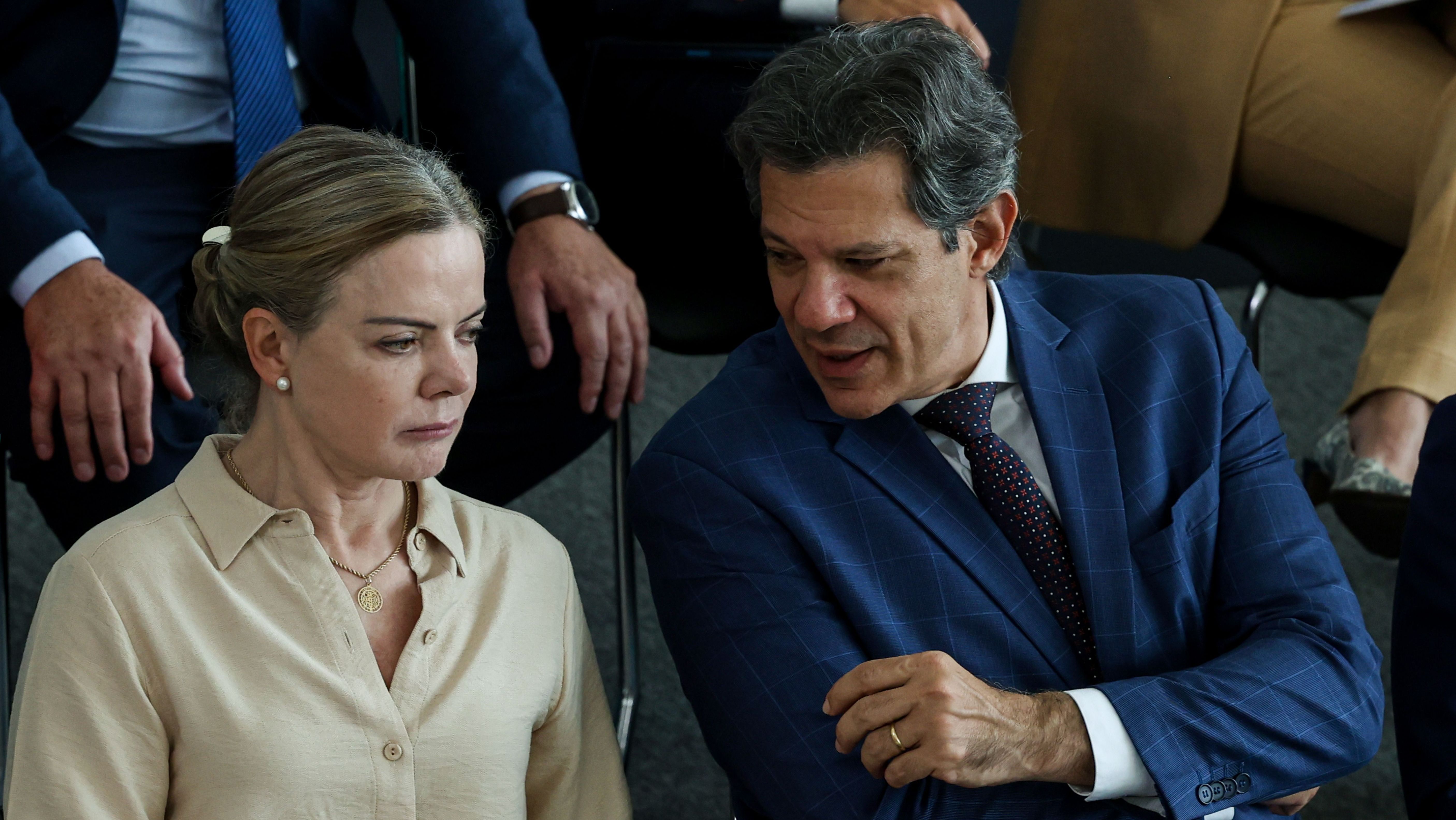 Imagem de destaque do post: Gleisi acerta agenda econômica com Haddad antes de reunião com Hugo