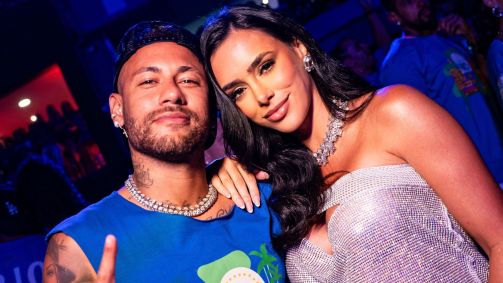 Ao lado da esposa, Neymar curte carnaval no Rio de Janeiro