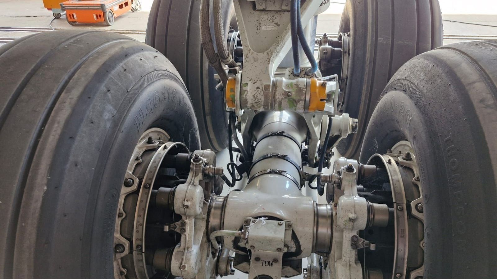 Pneus de um dos trens de pouso de um Boeing 767 • Fábio Munhoz/CNN