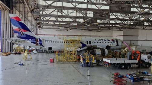 Visão geral de um dos hangares do centro de manutenção da Latam em São Carlos, no interior de São Paulo