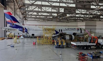 Visão geral de um dos hangares do centro de manutenção da Latam em São Carlos, no interior de São Paulo