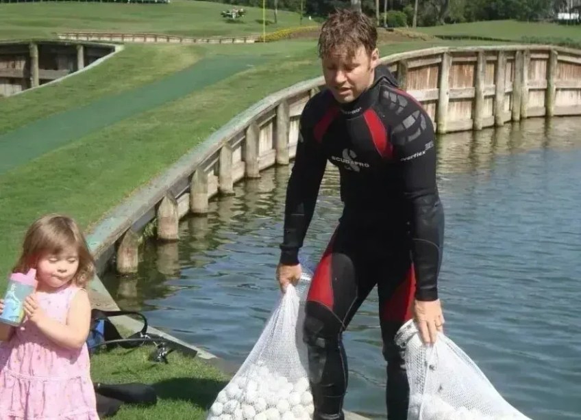 Jim Best, com dois sacos cheios de bolas de golfe - Arquivo pessoal