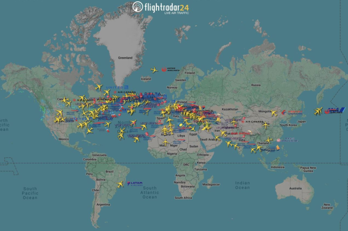 Mapa de voos mostra os desviados ao redor do Aeroporto de Heathrow • FlightRadar/X