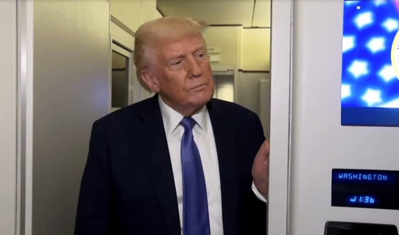 Presidente dos EUA, Donald Trump, falando com repórteres a bordo do Air Force One • US NETWORK POOL / Reuters