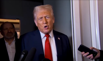 Donald Trump, durante entrevista com repórteres a bordo do Air Force One