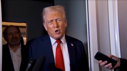 Donald Trump, durante entrevista com repórteres a bordo do Air Force One
