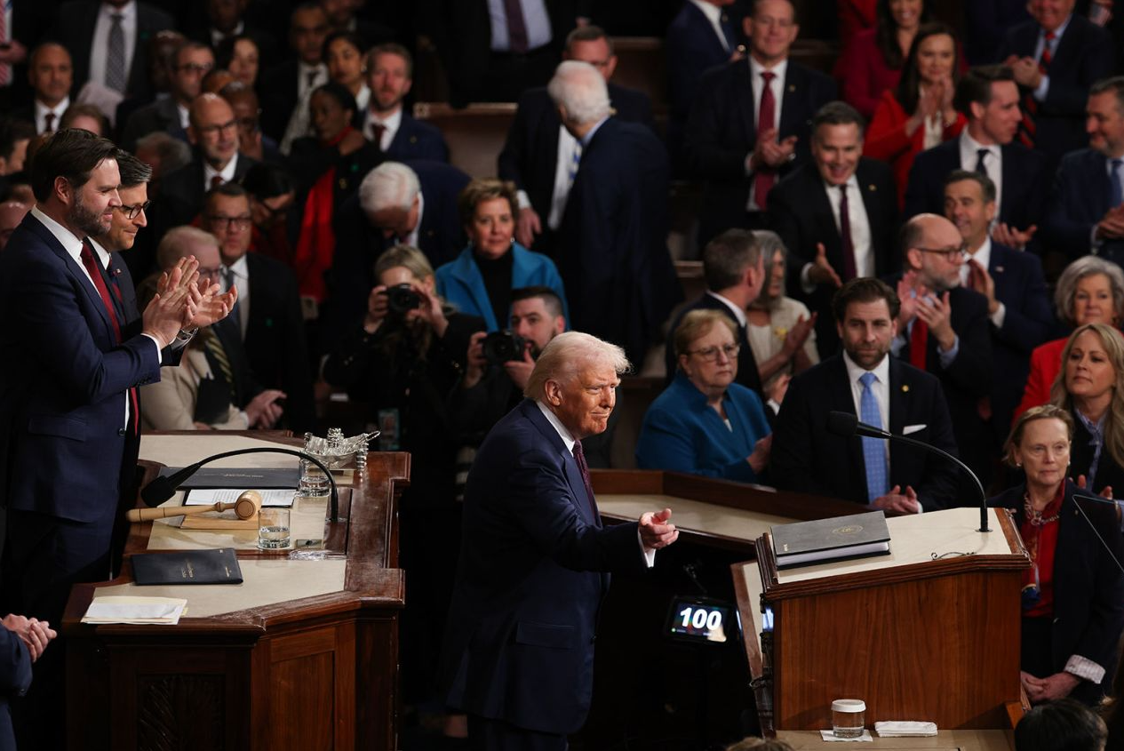 O presidente Donald Trump discursa em uma sessão conjunta do Congresso no Capitólio dos EUA na terça-feira (4). •