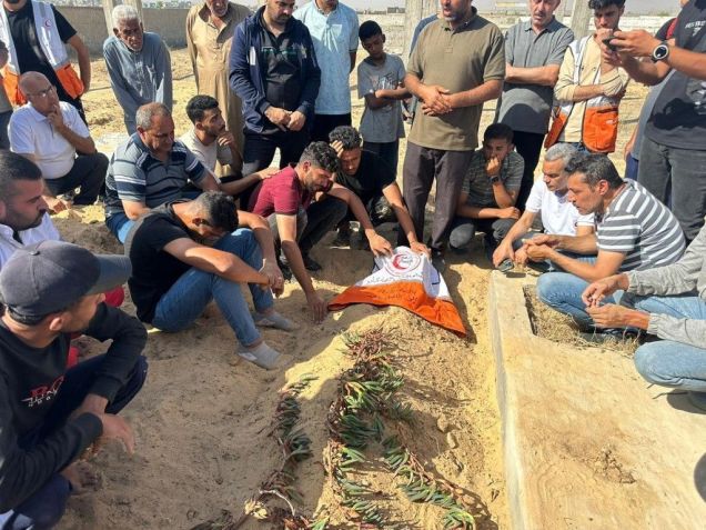 Membro da Sociedade do Crescente Vermelho Palestino enterrado.