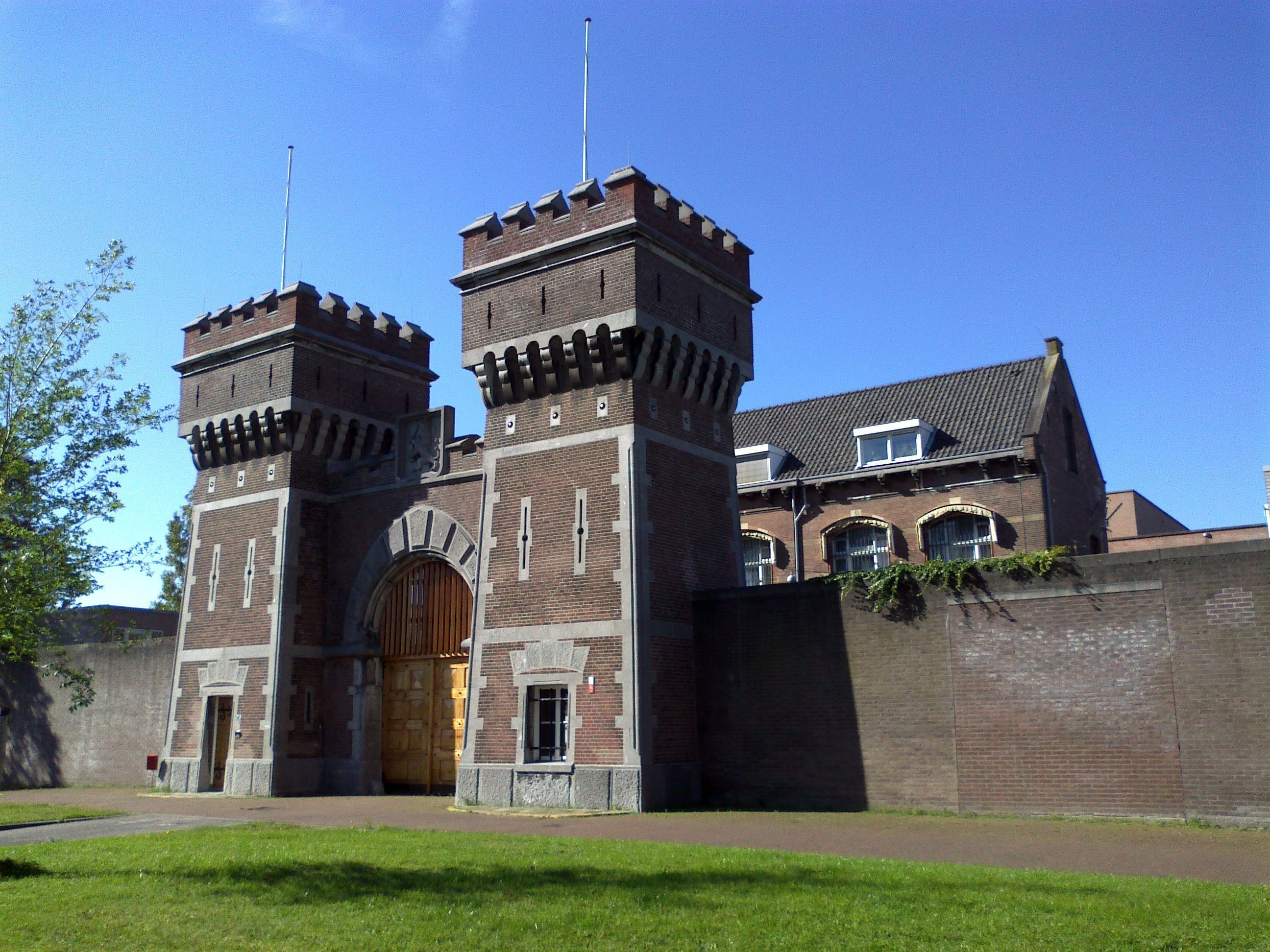 2015,_Scheveningen_Prison_The_Hague,_old_main_gate_(15)