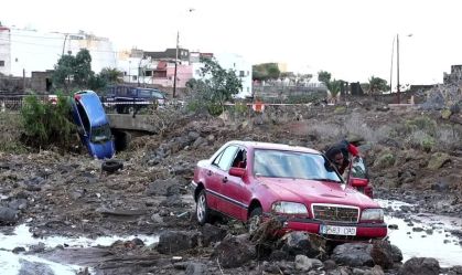 Fortes chuvas causam inundações e arrastam carros em ilha na Espanha