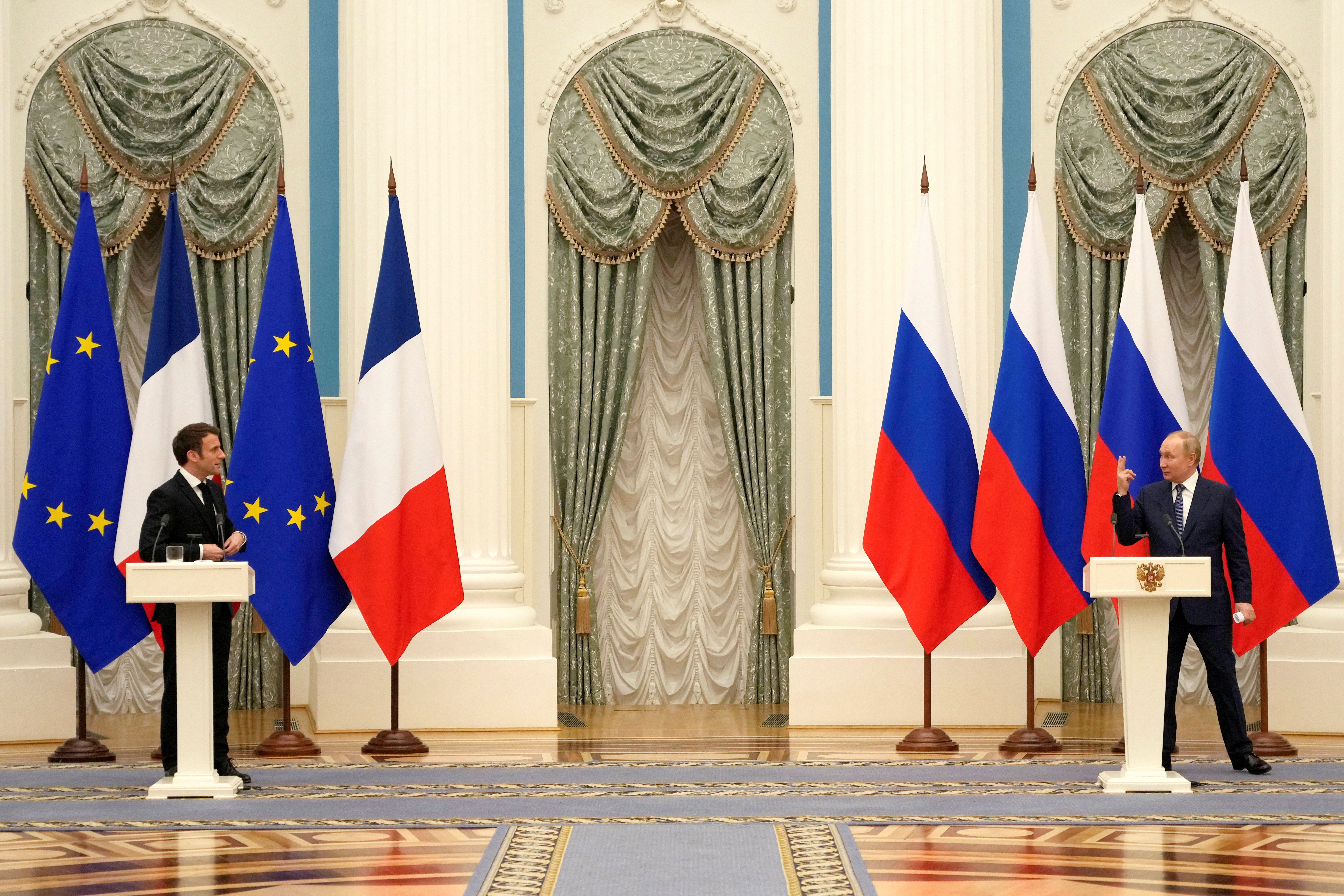 Presidentes da França, Emmanuel Macron, e da Rússia, Vladimir Putin, durante encontro em Moscou em 2022
