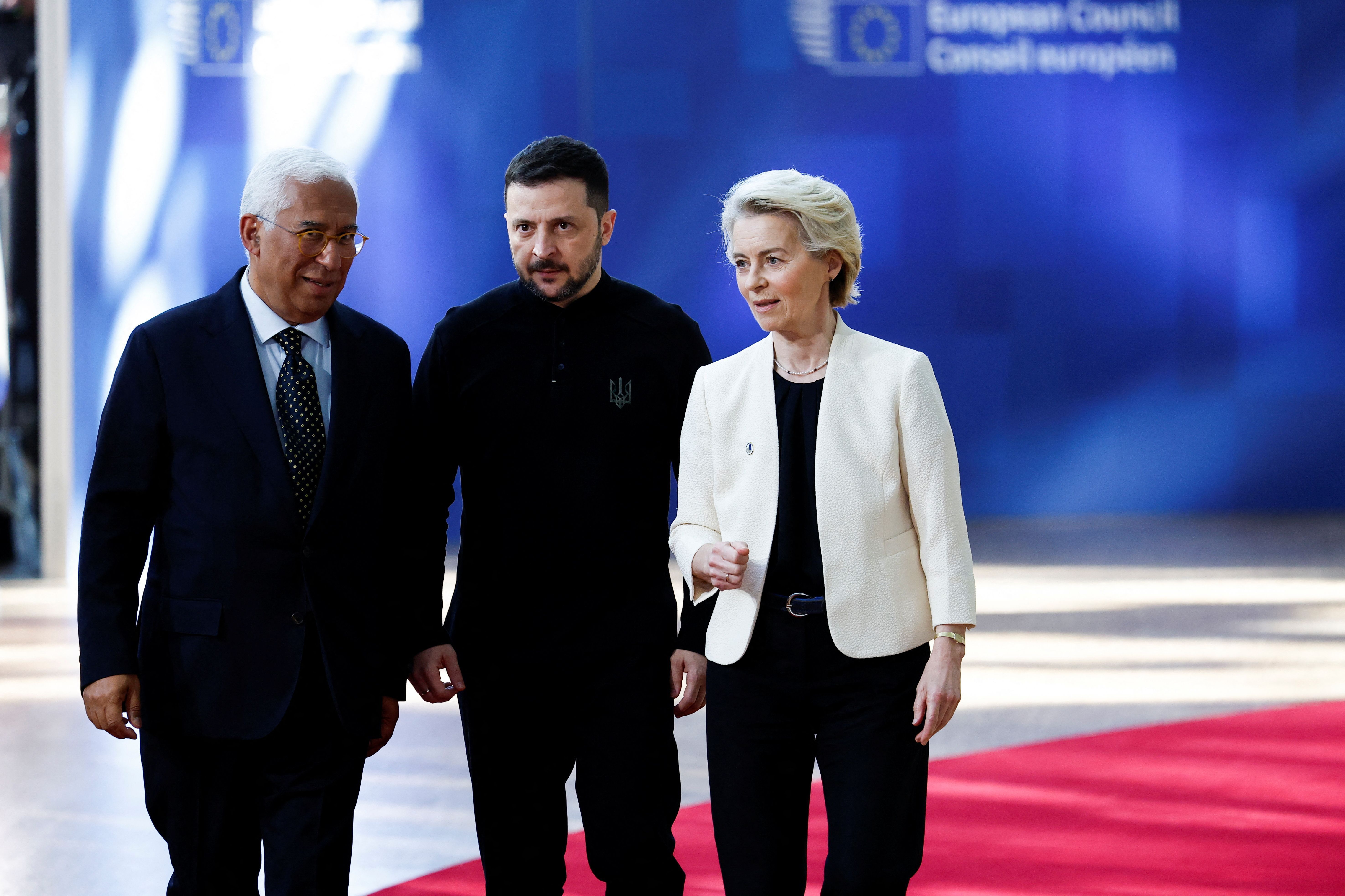 Presidente da Ucrânia, Volodymyr Zelenskiy, ao lado do presidente do Conselho Europeu, António Costa, e da presidente da Comissão Europeia, Ursula von der Leyen, em Bruxelas