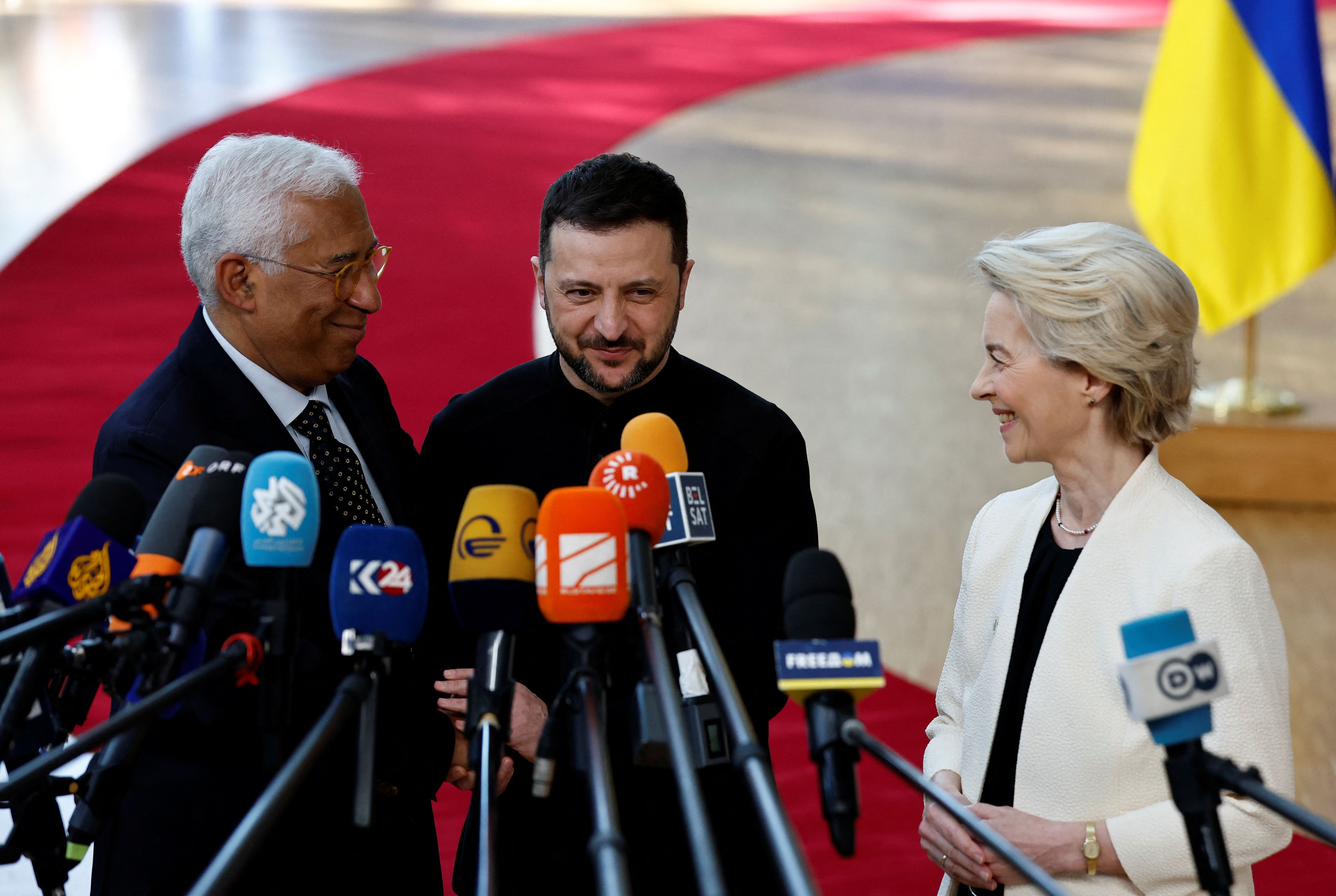 Presidente ucraniano, Volodymyr Zelenskiy, presidente do Conselho Europeu, António Costa, e a presidente da Comissão Europeia, Ursula von der Leyen, falam a jornalistas