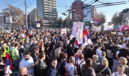 Na Sérvia, multidões protestam em maior ato em décadas contra governo