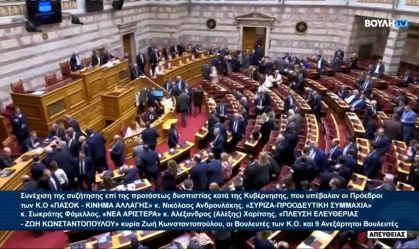Governo grego sobrevive a voto de confiança sobre acidente de trem de 2023