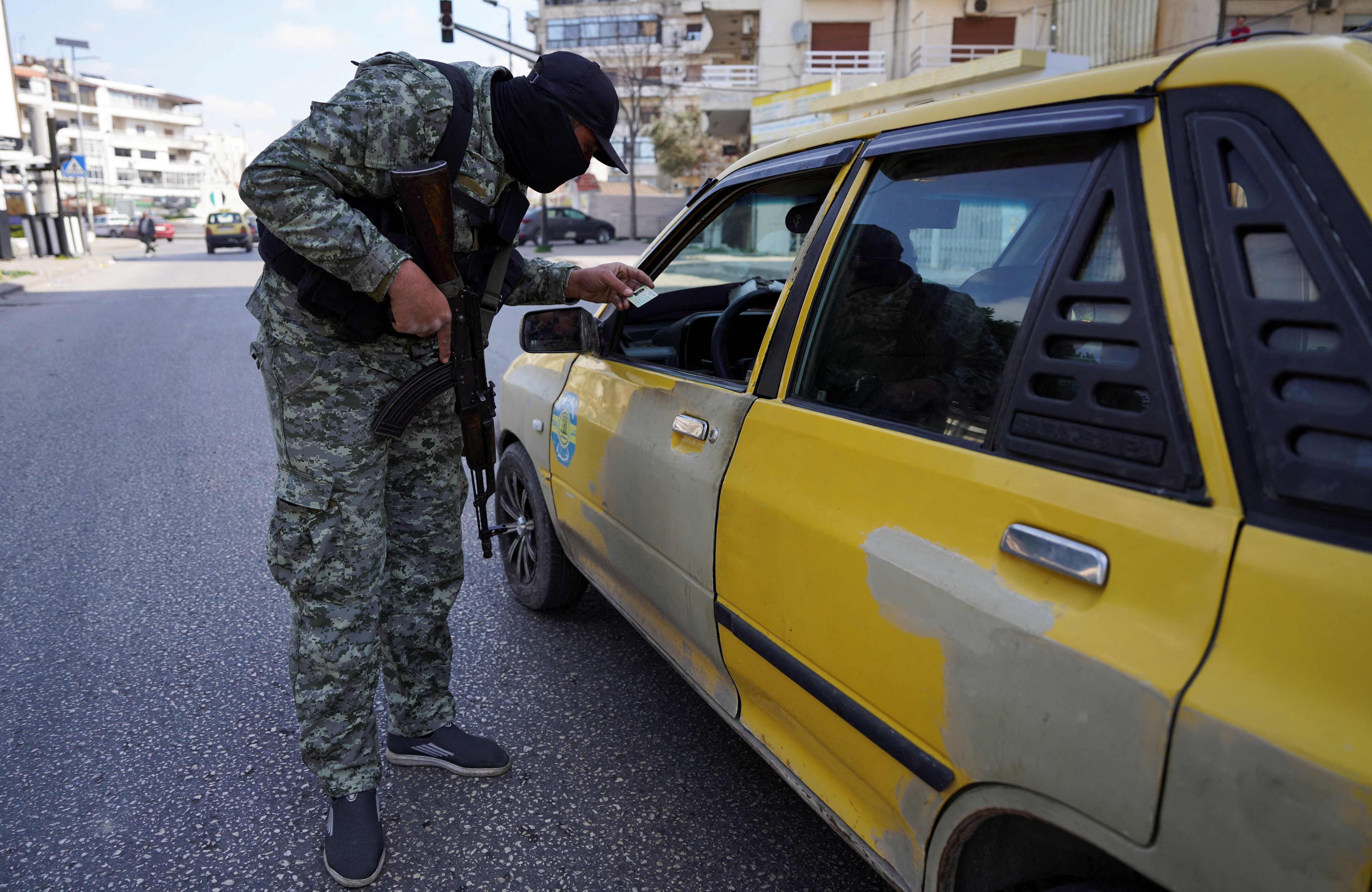 Agente de segurança faz verificação em Latakia, na Síria