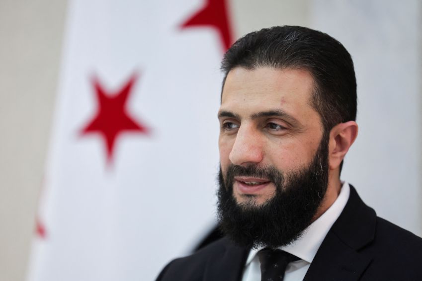 Presidente interino da Síria, Ahmed al-Sharaa, no palácio presidencial de Damasco • 10/03/2025 REUTERS/Khalil Ashawi