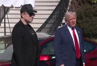 Ao lado de Elon Musk, Trump diz que vai comprar um Tesla com cheque