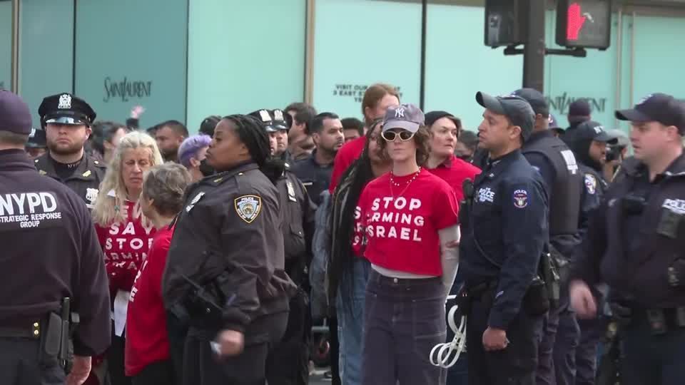 Manifestantes invadem Trump Tower em NY após prisão de estudante palestino