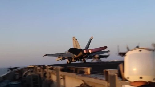 Caças decolam enquanto EUA atacam os houthis do Iêmen