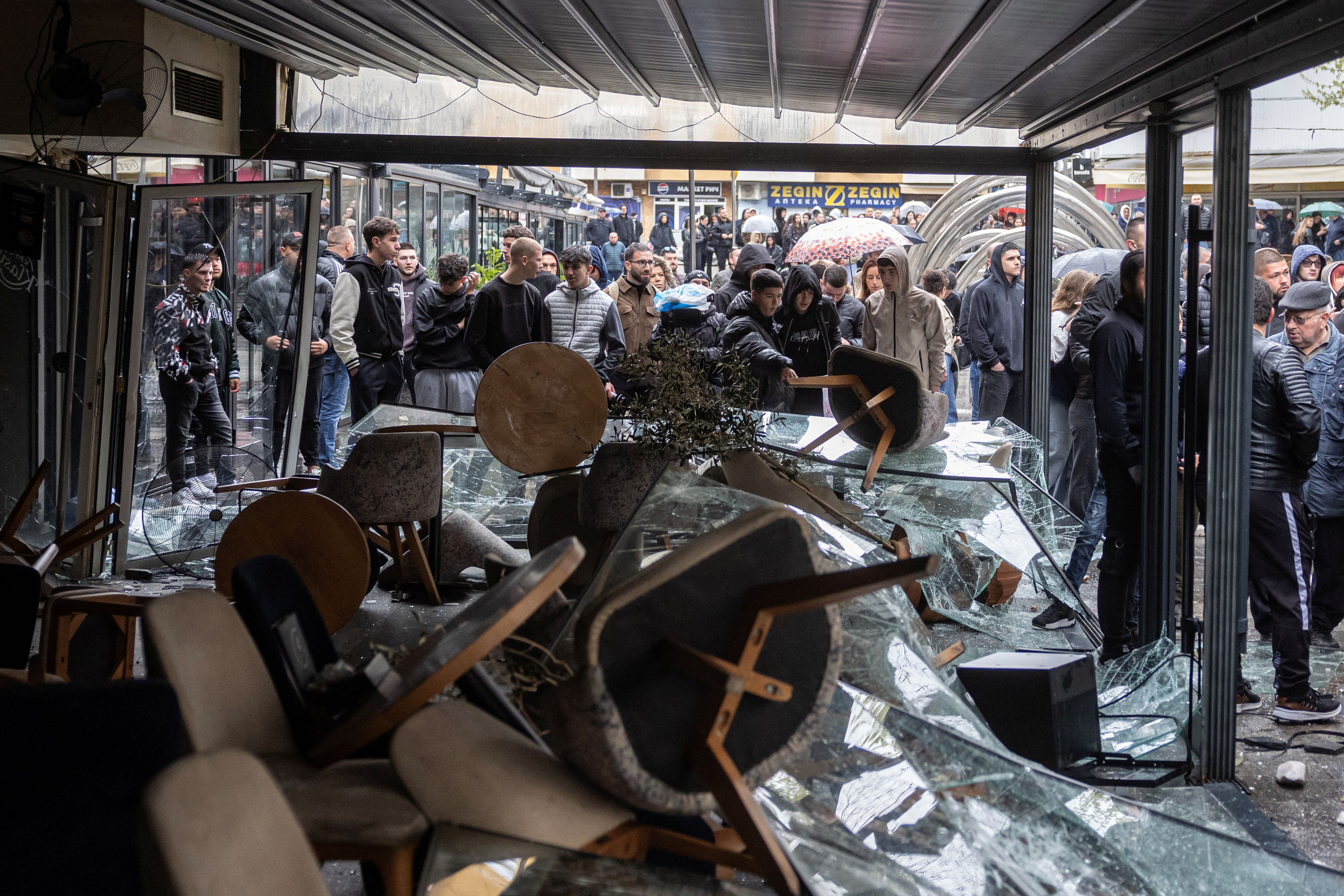 Pessoas destroem pub que, segundo manifestantes, pertence ao dono da boate Pulse, onde incêndio resultou em dezenas de mortes na cidade de Kocani, na Macedônia do Norte