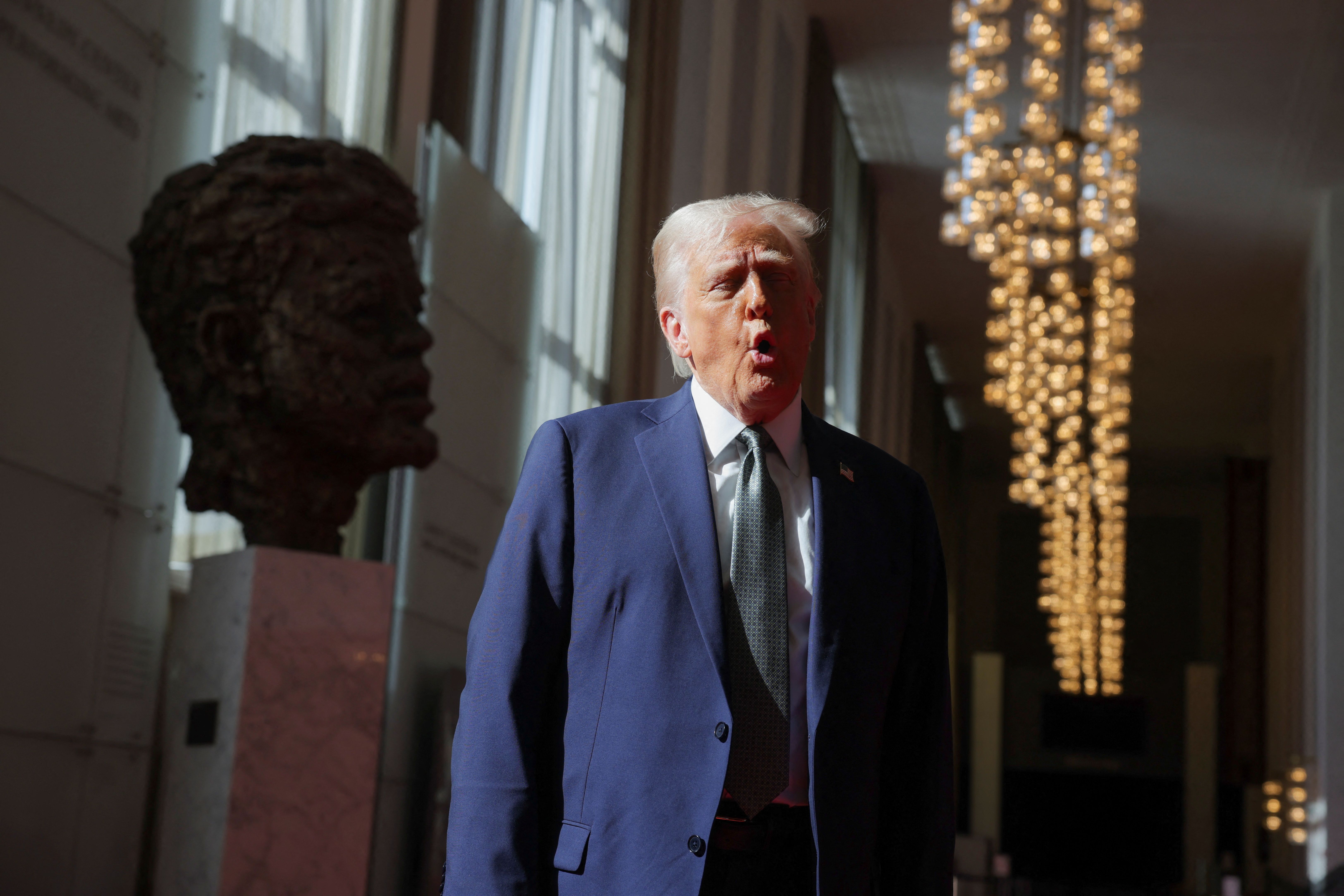Presidente dos EUA, Donald Trump, fala com jornalistas após participar de uma reunião do conselho no Kennedy Center, em Washington