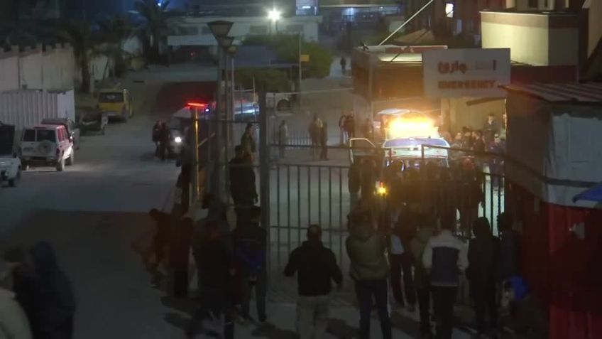 Ambulâncias passam rapidamente pelo hospital Nasser em Gaza após ataques israelenses • Reuters
