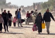 Famílias palestinas fogem em Gaza após novos ataques de Israel